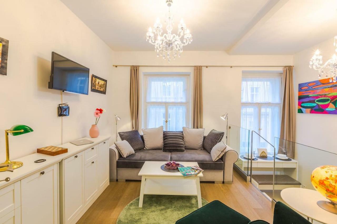 Appartamento Chateau Savoy, Serikova 8 *